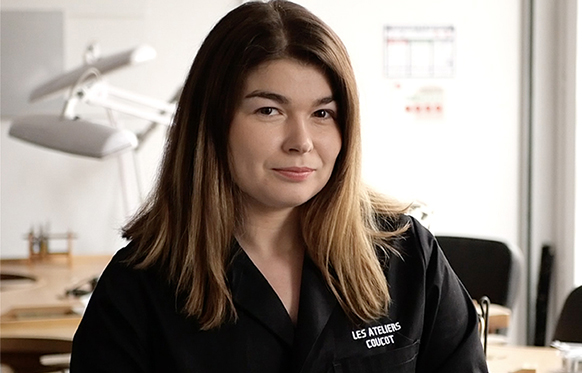 Photo de la créatrice de bijou, création de bijoux sur mesure lille.